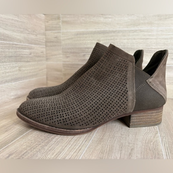 Vince Camuto Peera Khaki Verona ankle Booties Size 5 Dark Brown - Picture 10 of 11